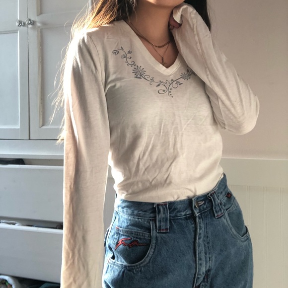 old navy y2k white floral vneck long sleeve tee - Picture 2 of 4